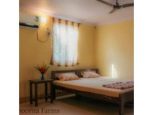 een slaapkamer met een groot bed en een raam bij Annapoorna Farms Villa 6Bhk in Khopoli