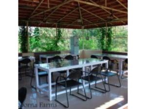 een witte tafel en stoelen onder een tent bij Annapoorna Farms Villa 6Bhk in Khopoli