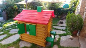 a small toy house with a red roof at La Erilla in Braojos de la Sierra