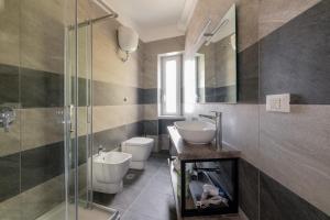 baño con 2 lavabos y ducha de cristal en La Maison du Flavien en Nápoles