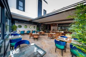 Un restaurante con sillas y mesas azules en un edificio. en Vital Hotel Fulya Istanbul Sisli, en Estambul