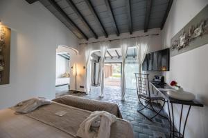Postel nebo postele na pokoji v ubytování Hôtel Le Roi Théodore & Spa