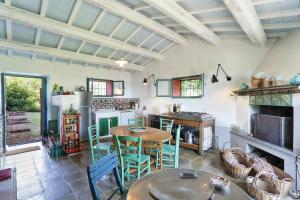 een keuken met een tafel en stoelen in een kamer bij Casa Rossa in Bolsena