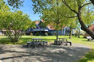 een groep picknicktafels in een park bij Preilos Kiras in Preila