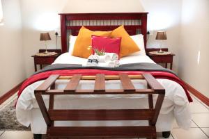 Tempat tidur dalam kamar di Alucarni Guest House with solar energy