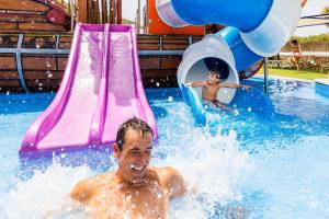 Бассейн в Royal Son Bou Family Club или поблизости