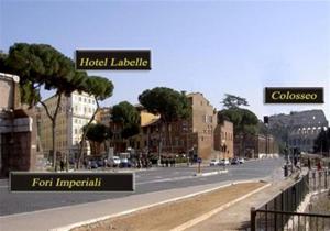 una rappresentazione di una strada con edifici e segnaletica stradale di Hotel Labelle a Roma