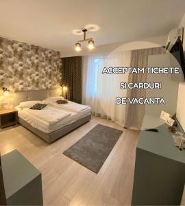 een slaapkamer met een bed en een tafel in een kamer bij Adi&Nicol in Sibiu