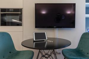 Televízia a/alebo spoločenská miestnosť v ubytovaní BePlace Garibaldi Suites