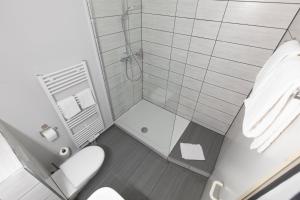 
A bathroom at Hotel Mecklenheide
