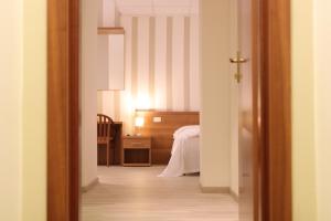Letto o letti in una camera di Hotel Castel Miramonti