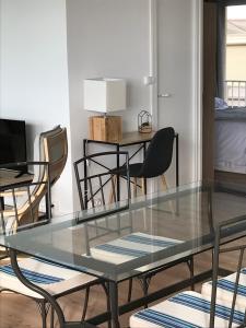 a glass table and chairs in a living room at L’Estacade in Le Tréport