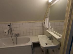 耶勒的住宿－埃蘭酒店，一间带水槽、浴缸和镜子的浴室