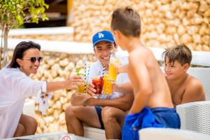 Гости Royal Son Bou Family Club