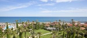 ośrodek z basenem, palmami i oceanem w obiekcie Club Hotel Sera w mieście Antalya