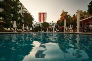 Het zwembad bij of vlak bij Club Hotel Sera