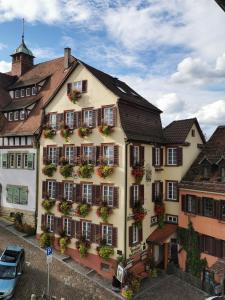 ein Gebäude mit Blumenkästen an der Seite in der Unterkunft Hotel Am Schloss *** Superior in Tübingen