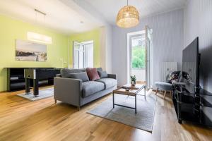 a living room with a couch and a piano at Große Freiheit in Leipzig