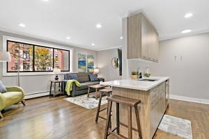 cocina abierta y sala de estar con sofá en 1BR Well Lit, Modern & Complete Apt near Shops - Oakdale 302 rep, en Chicago