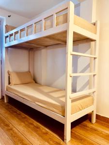 Uma ou mais camas em beliche em um quarto em Easy Hostels
