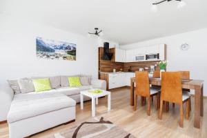 Kuchyňa alebo kuchynka v ubytovaní Apartament Szarotka Kierpcówka 16 Kościelisko by Noclegi Renters