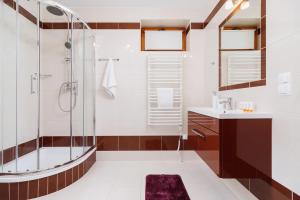 Kúpeľňa v ubytovaní Apartament Szarotka Kierpcówka 16 Kościelisko by Noclegi Renters