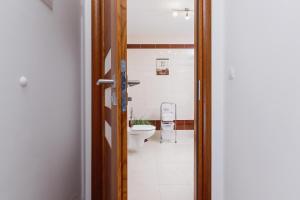 Kúpeľňa v ubytovaní Apartament Szarotka Kierpcówka 16 Kościelisko by Noclegi Renters