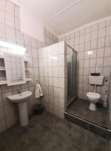 un bagno con wc, lavandino e doccia di De Graaff Manor a Graaff-Reinet