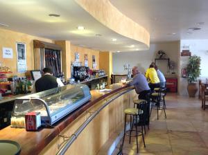 grupa ludzi siedząca przy barze w restauracji w obiekcie Hostal Los Amigos w mieście Olivenza