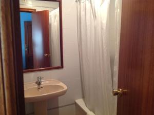 łazienka z umywalką, lustrem i prysznicem w obiekcie Hostal Los Amigos w mieście Olivenza +22 zdjęcia