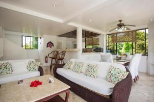 sala de estar con sofá blanco y mesa en Franky Villa, en Boracay