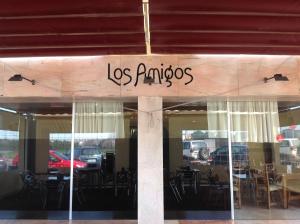 Przednia część sklepu z napisem "los ramos" w obiekcie Hostal Los Amigos w mieście Olivenza