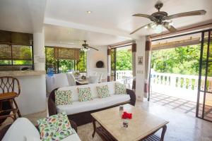 een woonkamer met een bank en een tafel bij Franky Villa in Boracay