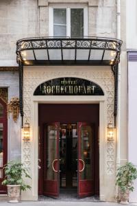 ein Gebäude mit einem Schild über dem Eingang zu einem Restaurant in der Unterkunft Hotel Rochechouart - Orso Hotels in Paris