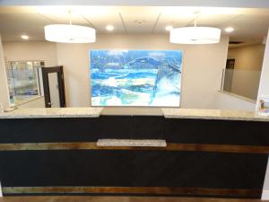 a bar in a restaurant with a painting on the wall at Best Western Plus The Inn at Hells Canyon in Clarkston