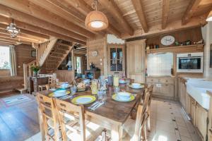 圣沙夫雷Chalet Hibou, large chalet with mountain views and close to slopes的配有木桌椅的餐厅 更多29张照片