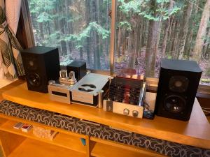 a table with speakers and audio equipment on it at Forest House Yamanakako in Yamanakako