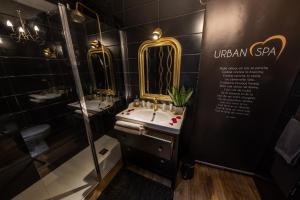łazienka z 2 umywalkami i 2 lustrami w obiekcie Urban Spa Romantique Chic w Troyes