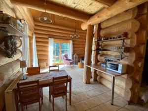jadalnia ze stołem i krzesłami w drewnianym domku w obiekcie Chaty Świerkowe Wzgórze - drewniane domy z sauną i balią w mieście Karpacz