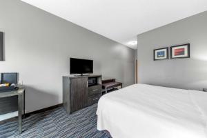 a hotel room with a bed and a flat screen tv at Garner Oklahoma City - Quail Springs, an IHG Hotel in Oklahoma City