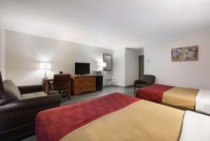 Katil atau katil-katil dalam bilik di Econo Lodge Inn & Suites