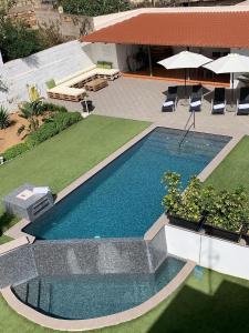 an overhead view of a swimming pool with chairs and umbrellas at La Casa Vieja in Arafo