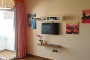 Televízia a/alebo spoločenská miestnosť v ubytovaní Sea View San Agustin by Privilege Bay