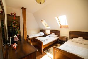 um quarto com duas camas e uma árvore de Natal em Like Home Lux, Apartman A9 em Kopaonik