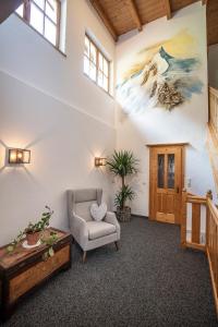 A seating area at Vizensn Living