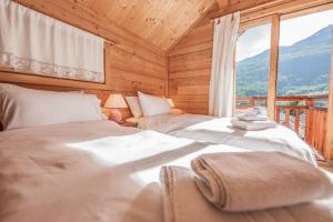 Chalet Hibou, large chalet with mountain views and close to slopes客房内的一张或多张床位