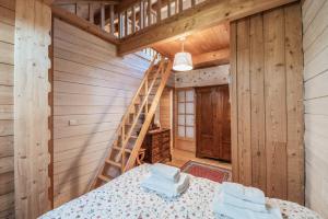 Chalet Hibou, large chalet with mountain views and close to slopes客房内的一张或多张床位