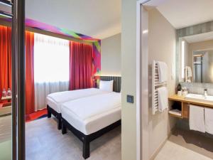Posteľ alebo postele v izbe v ubytovaní ibis Styles Parndorf Neusiedler See + 37 fotografií
