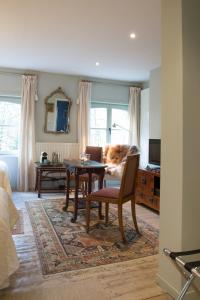 TV a/nebo společenská místnost v ubytování TWO ROOMS IN BRUGES