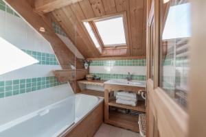 圣沙夫雷Chalet Hibou, large chalet with mountain views and close to slopes的带浴缸和水槽的浴室